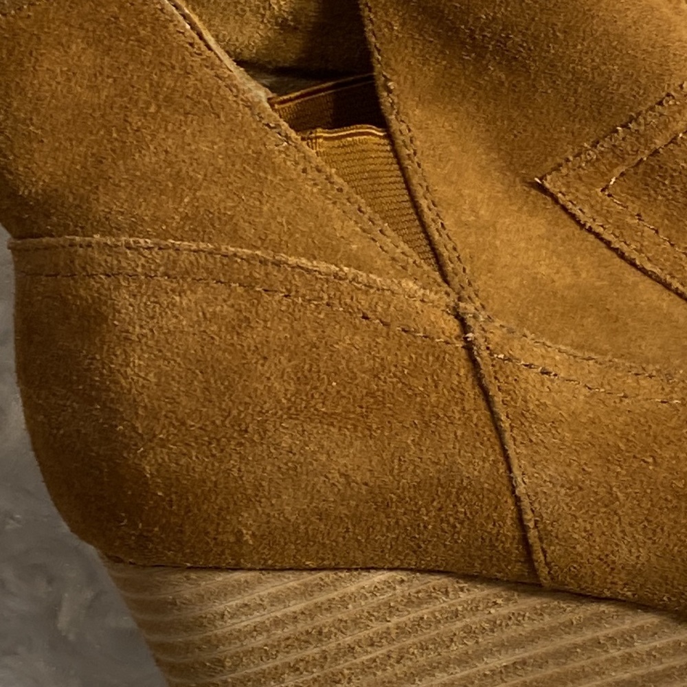 Blondo wedge heeled suede boots Waterproof- size 7.5 beautiful condition! - Picture 9 of 9